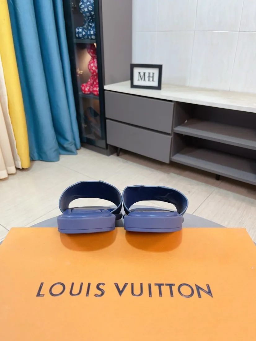 Men's shoes 💰300🌸🌸LV Ordinary men's spring and summer slippers, uppers imported from Italy, cowhide fabric, logo graphics, high-quality craftsmanship, soles: original soles specially provided by the original factory, exclusive movable molded soles super comfortable, original factory single goods, 🔍🔍high quality, you can enter and exit the counter at will, welcome to compare, size 38-45